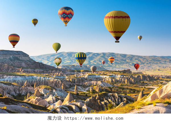 蓝色天空下的美丽城市上升的热气球热气球飞越土耳其卡帕多西亚上空